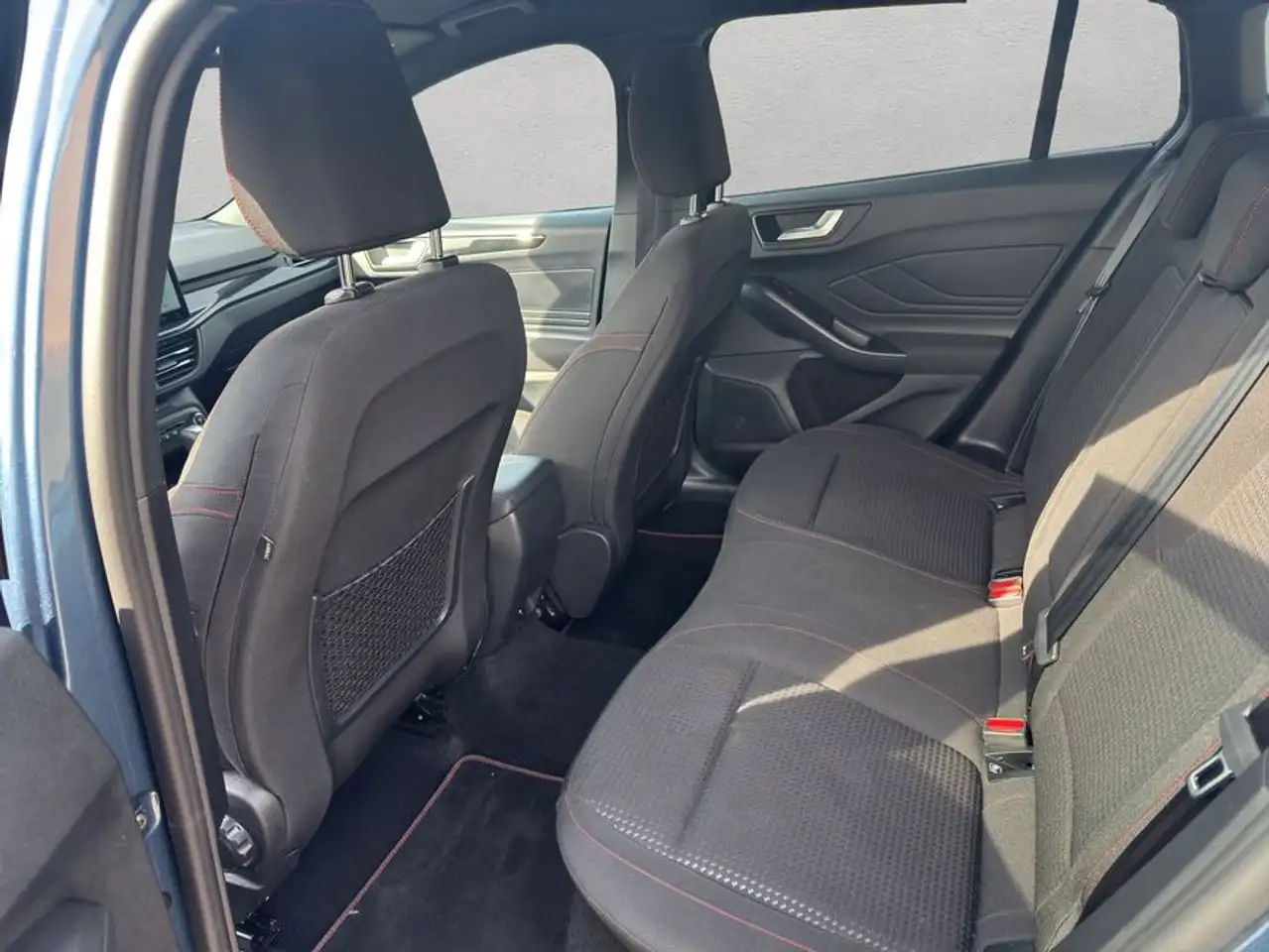 Ford Focus Turnier 1.0 EcoBoost Hybrid Aut. ST-LINE X — معرض صور السيارة 15