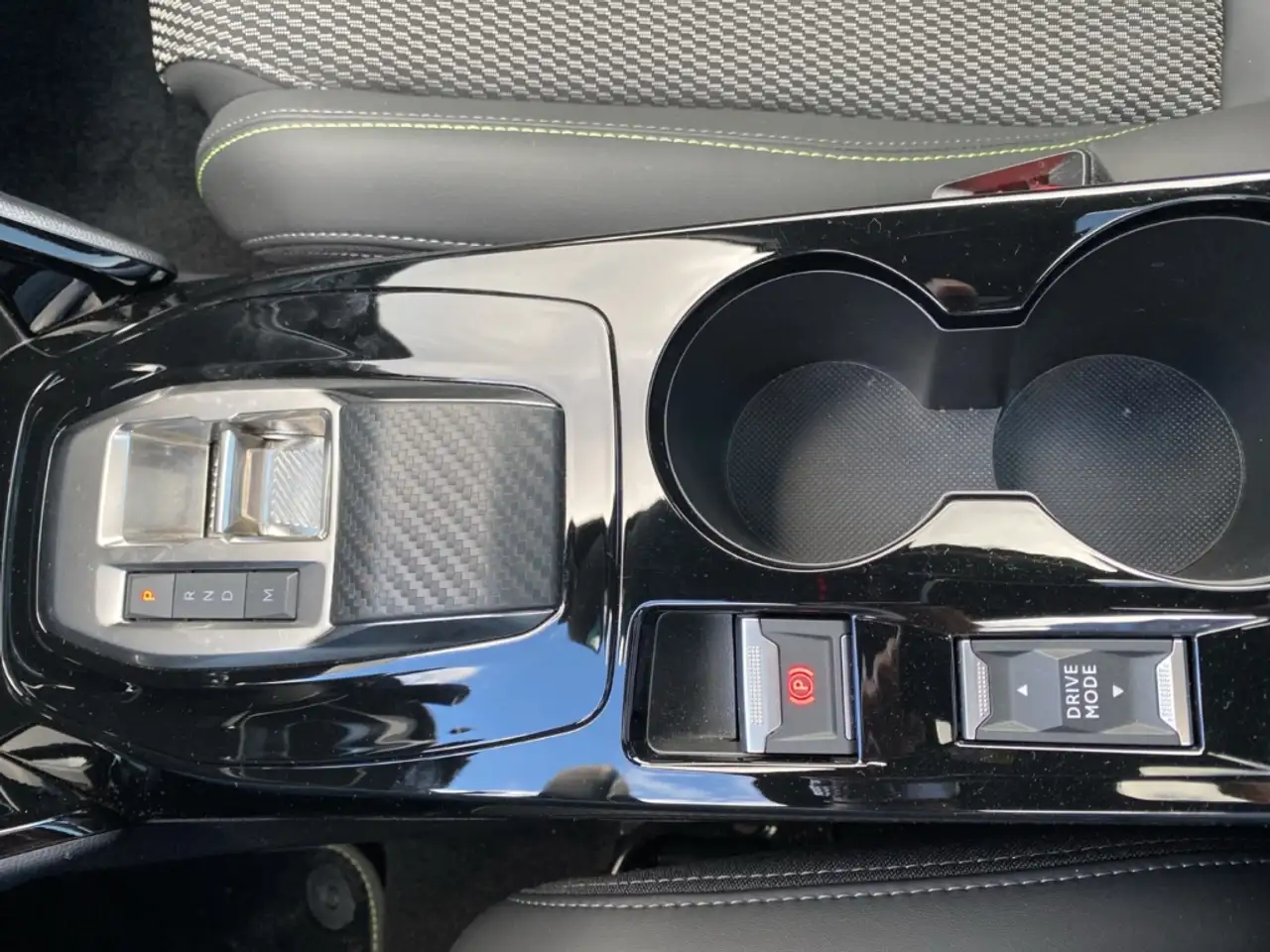 Peugeot 208 Hybrid 100 GT*RFK*CARPLAY*PANO*EPH* — Galerie du véhicule 19