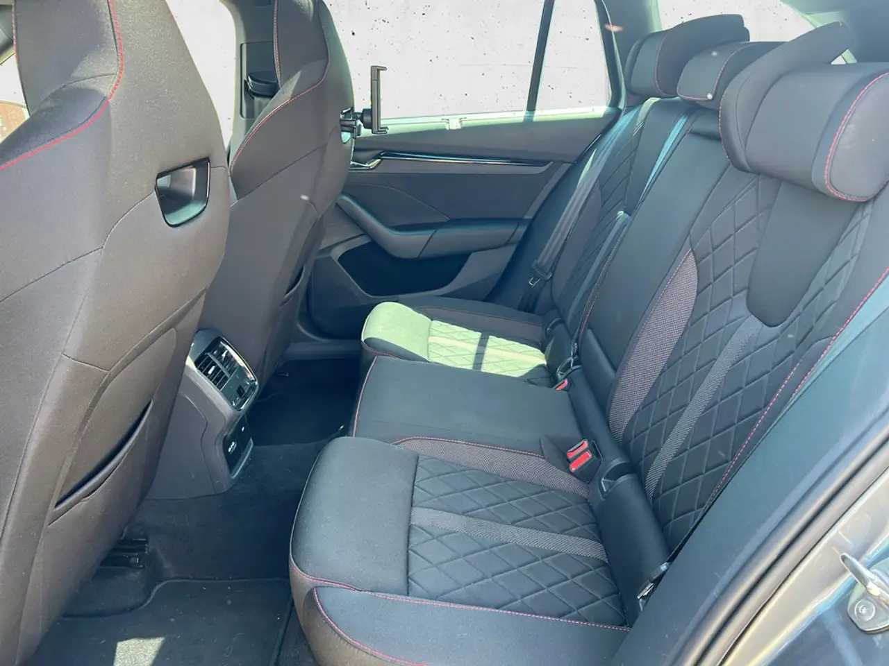 Skoda Octavia Combi 2.0 TSI RS HUD LED NAVI PANO — معرض صور السيارة 11