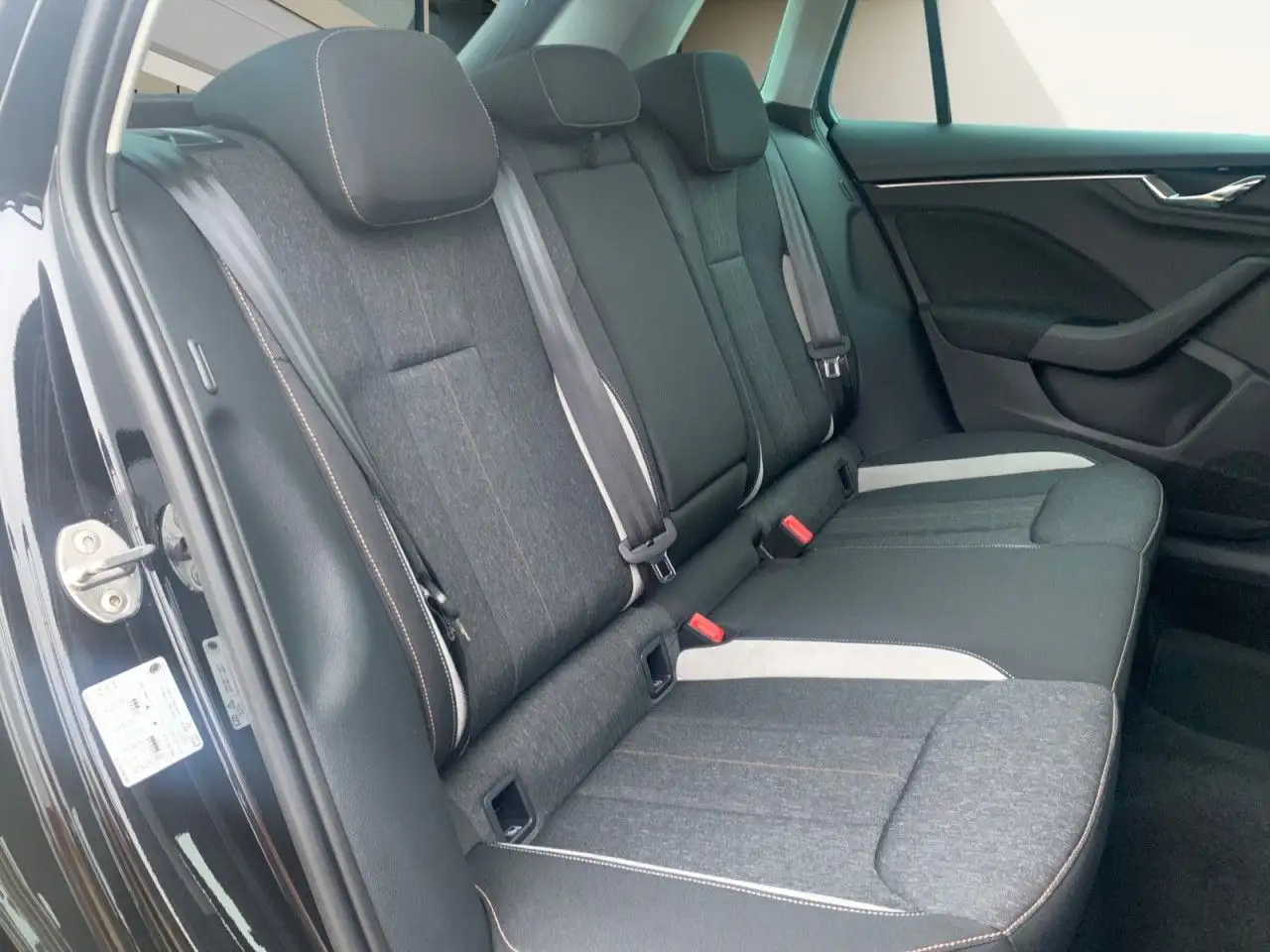 Skoda Kamiq 1.0 Selection+DSG+LED+GRA+RÜCKFAHRK+SITZH+ — Galería del vehículo 7
