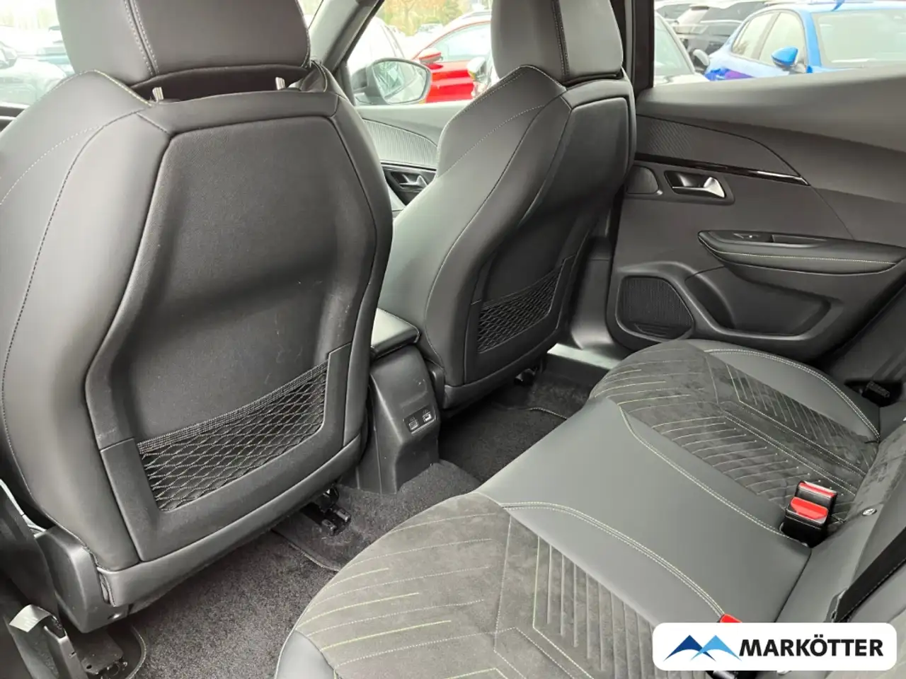 Peugeot 2008 GT PureTech 130 SHZ/TEMP/CAM/MSGE — Vehicle gallery 26