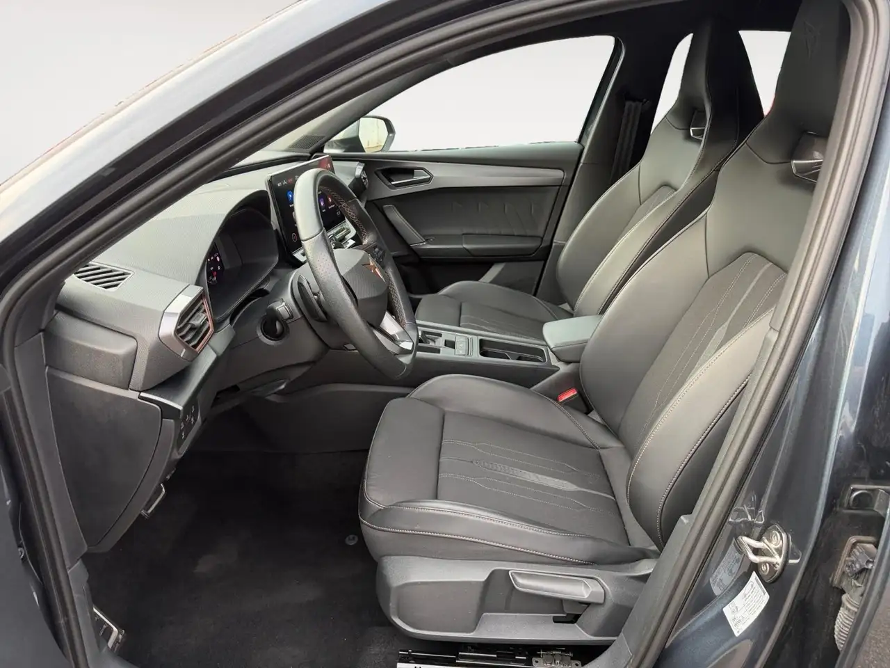 CUPRA Leon 2.0 TSI VZ NAVI | RFK | Full Link | ACC — معرض صور السيارة 6
