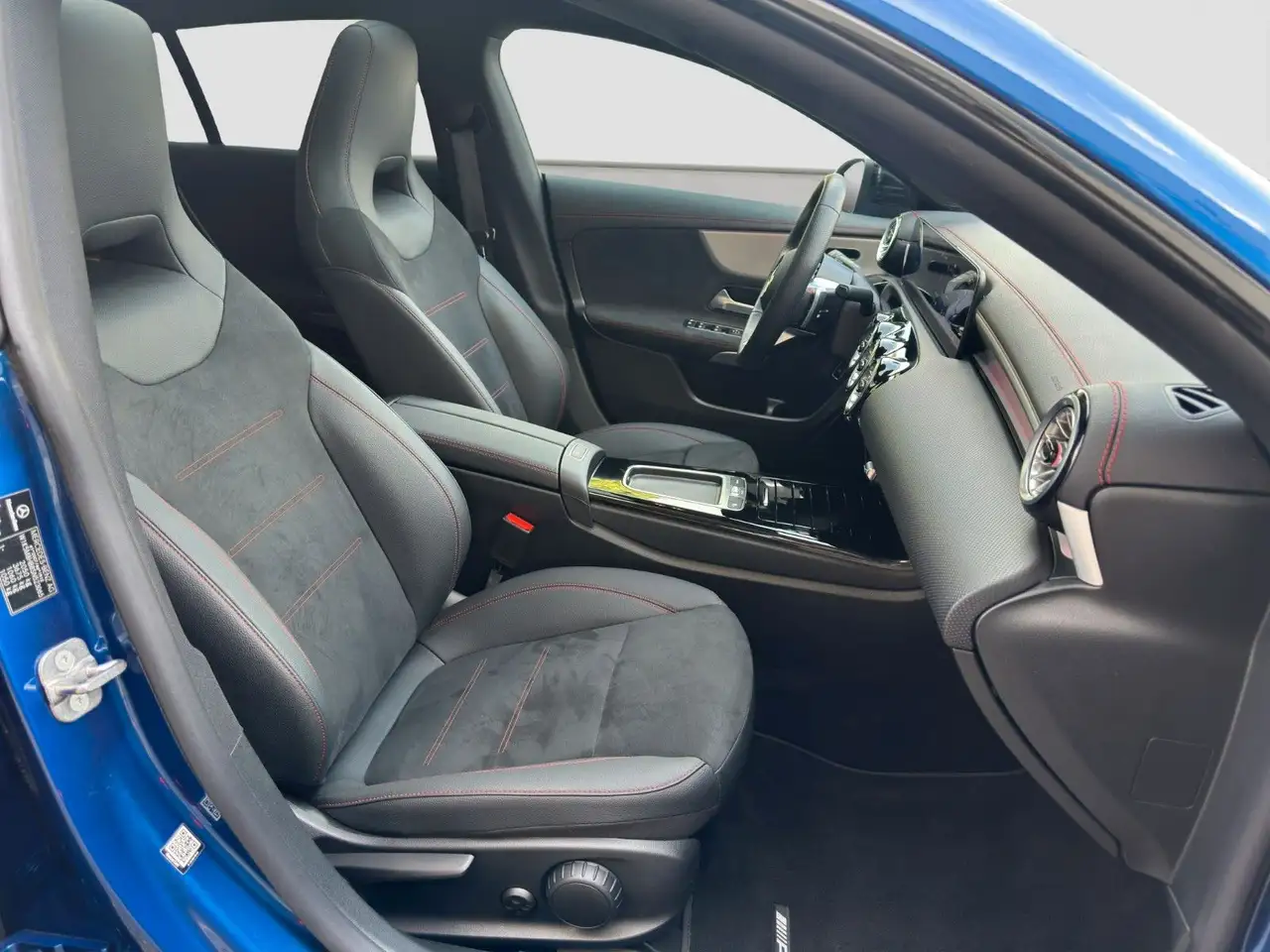 Mercedes-Benz CLA 200 DISTR-PRO MULTIBEAM PANO 360° — Galería del vehículo 10