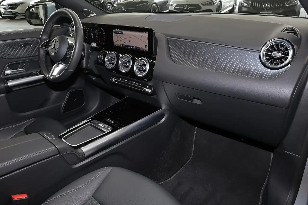 Mercedes-Benz GLA 220 4M AHK+PANO+360°+TOTWINKEL+DISTRONIC+19" — Vehicle gallery 9