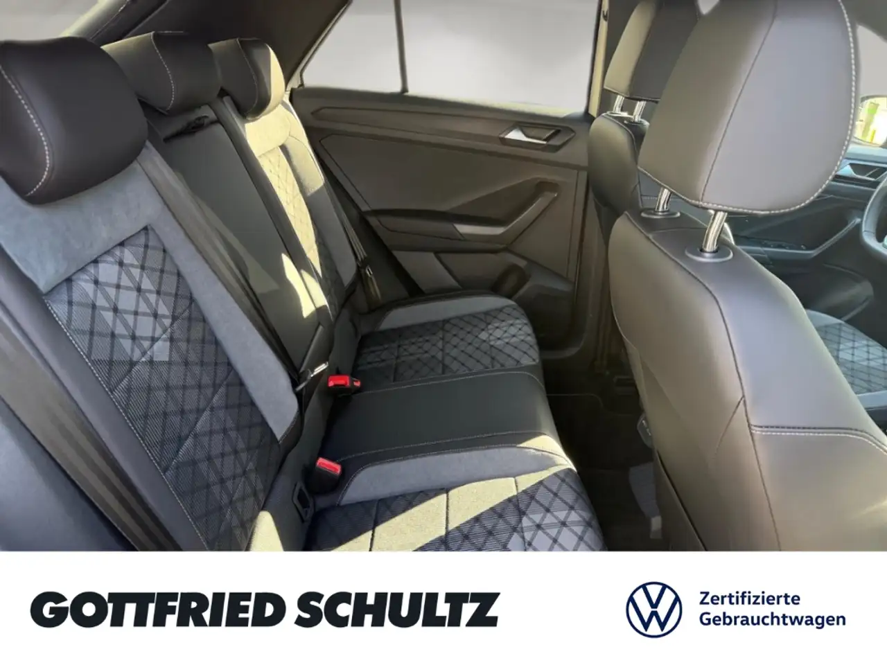 Volkswagen T-Roc R-LINE TSI CARPLAY SITZHEIZUNG EINPARKHILFE LED — Galerie du véhicule 9