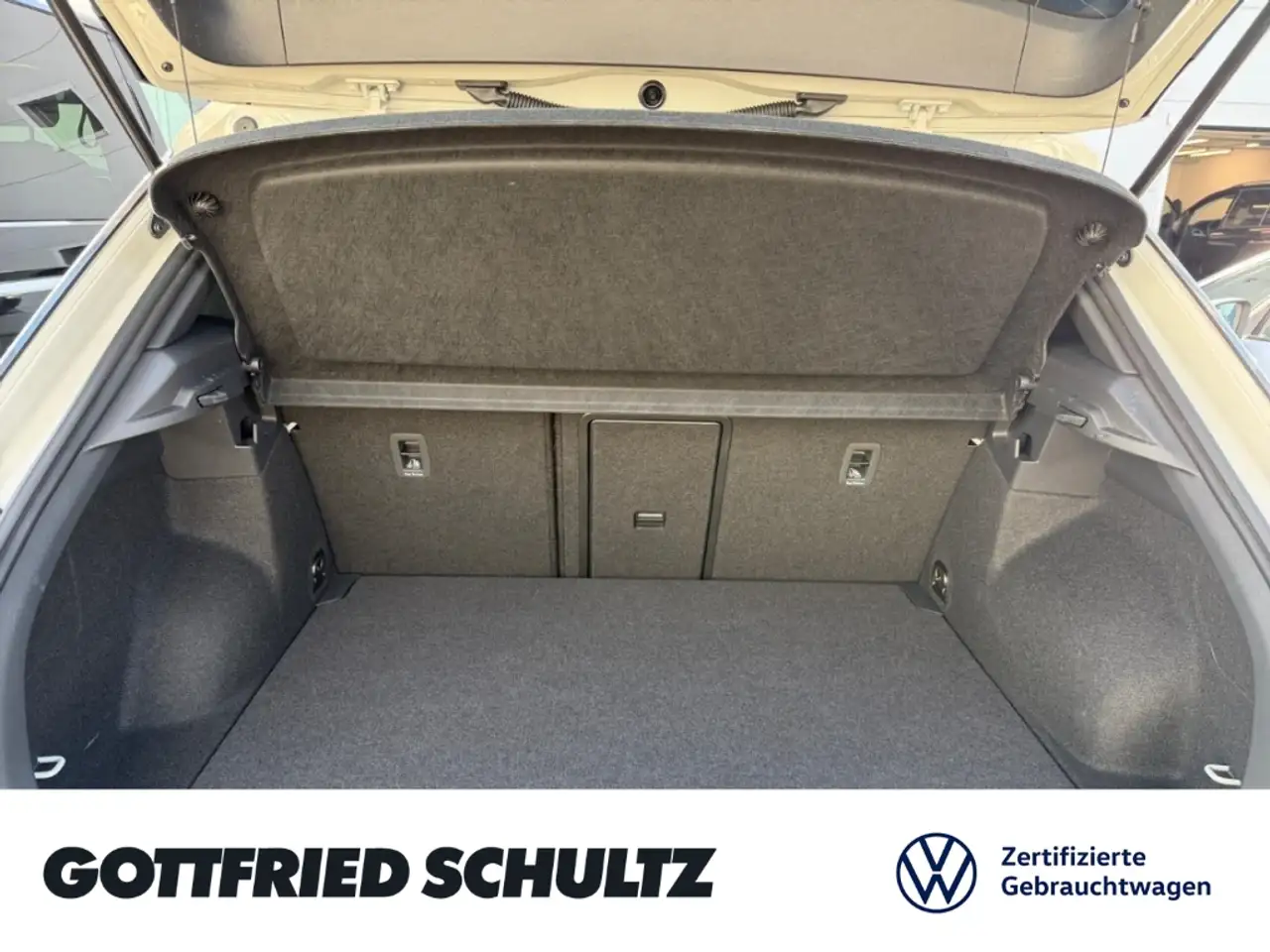 Volkswagen T-Roc R-LINE TSI CARPLAY SITZHEIZUNG EINPARKHILFE LED — Galerie du véhicule 10