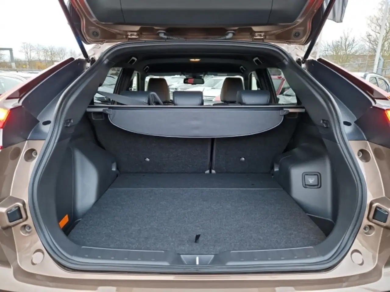 Mitsubishi Eclipse Cross Plug-In Hybrid Select AHK ACC LED Navi — Galería del vehículo 31