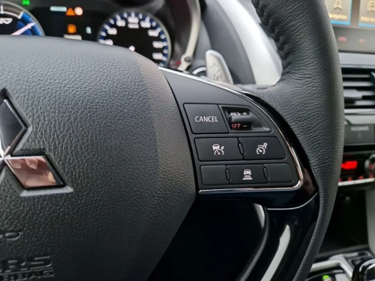 Mitsubishi Eclipse Cross Plug-In Hybrid Select AHK ACC LED Navi — Galería del vehículo 13