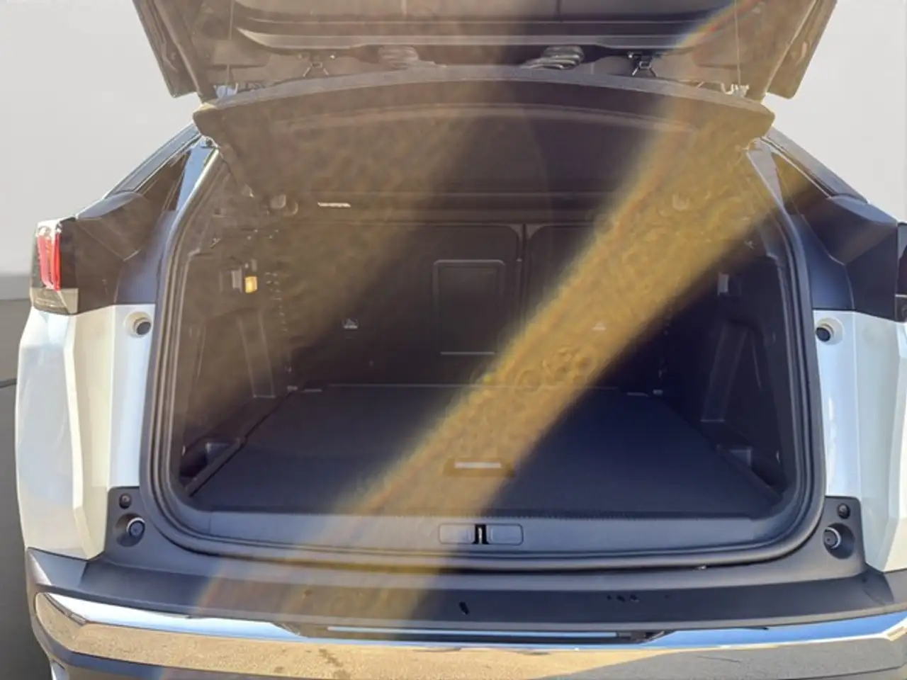 Peugeot 3008 GT EAT8 SCHIEBEDACH NAVI SHZ PDC 360°KAMERA FUL... — Galería del vehículo 16