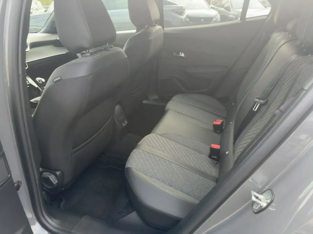 Peugeot 2008 Allure PureTech 100 — Vehicle gallery 10
