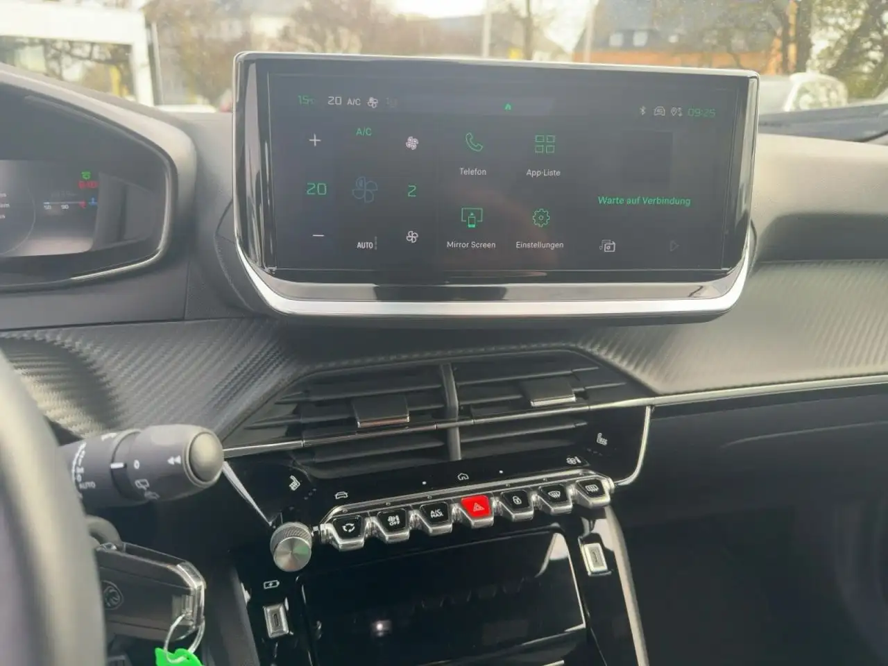Peugeot 2008 Allure PureTech 100 — Vehicle gallery 13