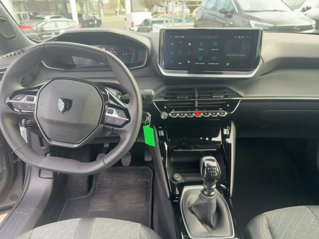 Peugeot 2008 Allure PureTech 100 — Vehicle gallery 11