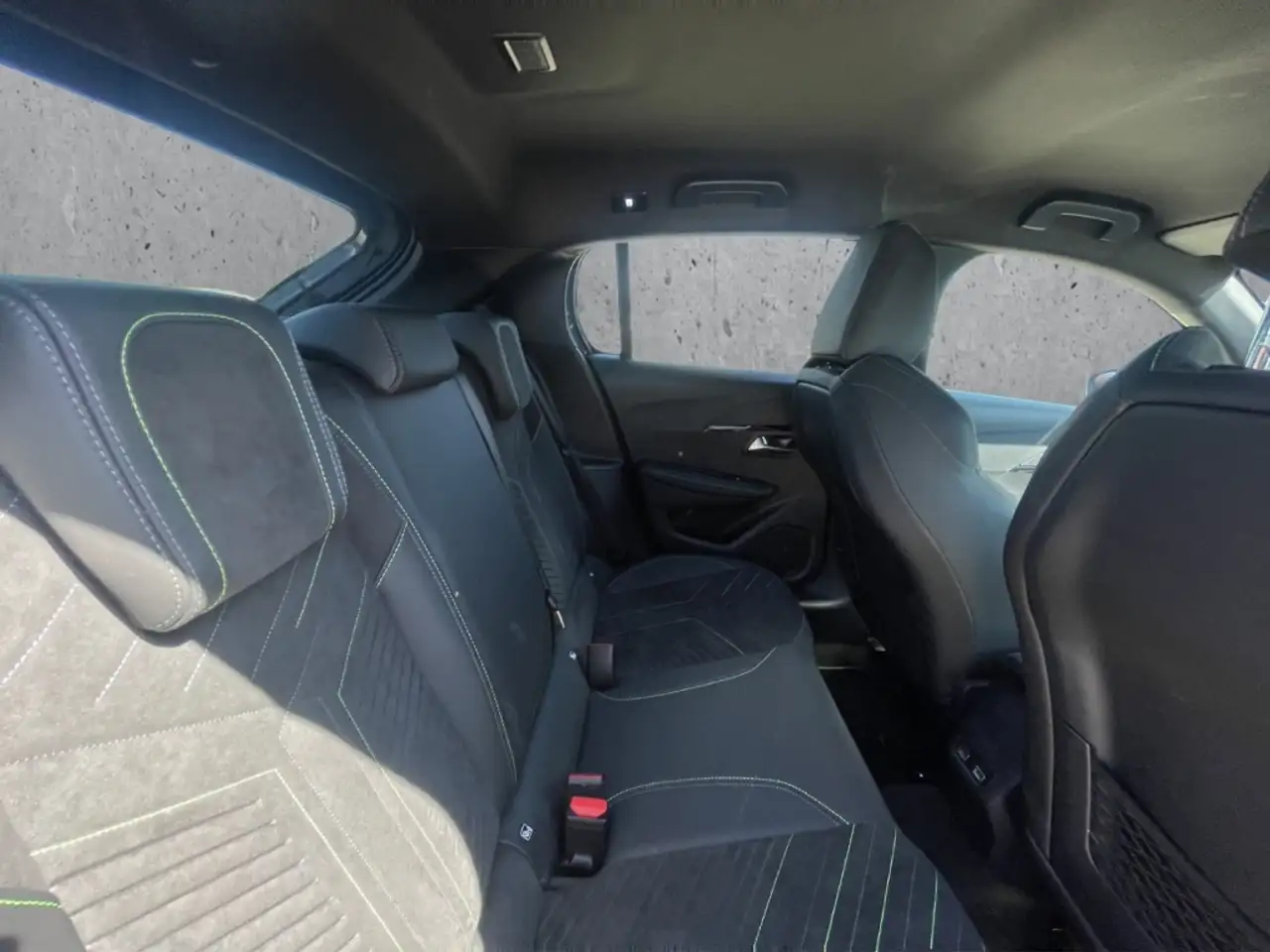 Peugeot 208 GT HYBRID 100 e-DSC6 LED CarPlay Kamera El.Stiz — معرض صور السيارة 14