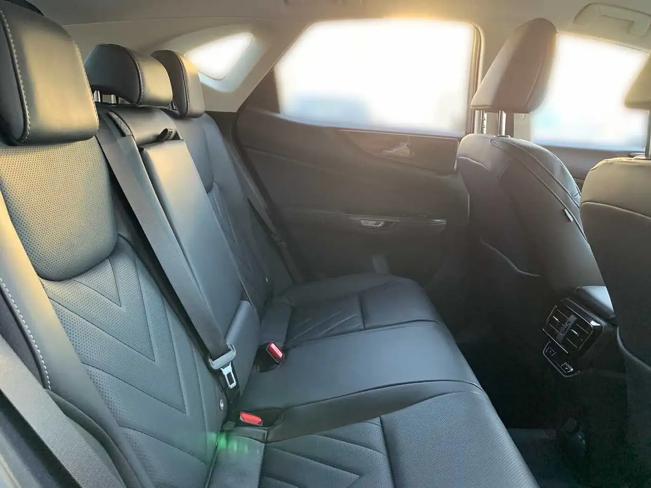 Lexus NX 450h+ E-FOUR Business KAMERA — Galería del vehículo 7