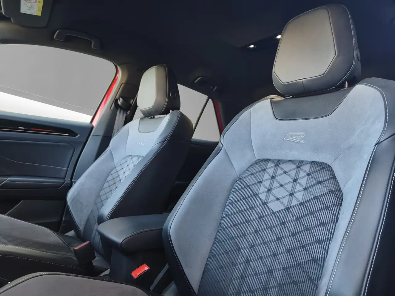 Volkswagen T-Roc 1.5 TSI R-Line kW DSG7 110KW — معرض صور السيارة 8