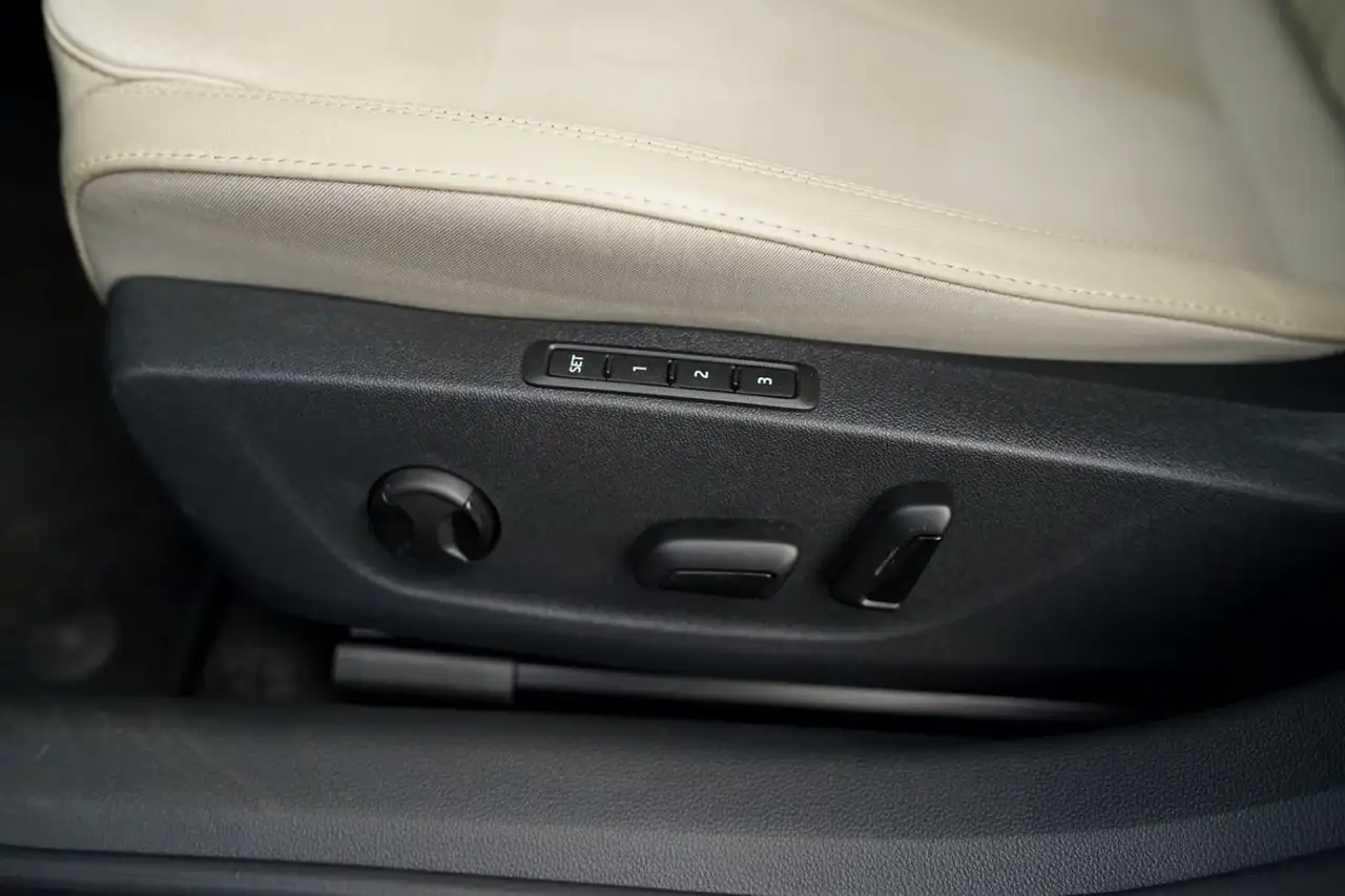 Skoda Octavia Combi Standheizung AHK HUD Keyless ACC — Galería del vehículo 13