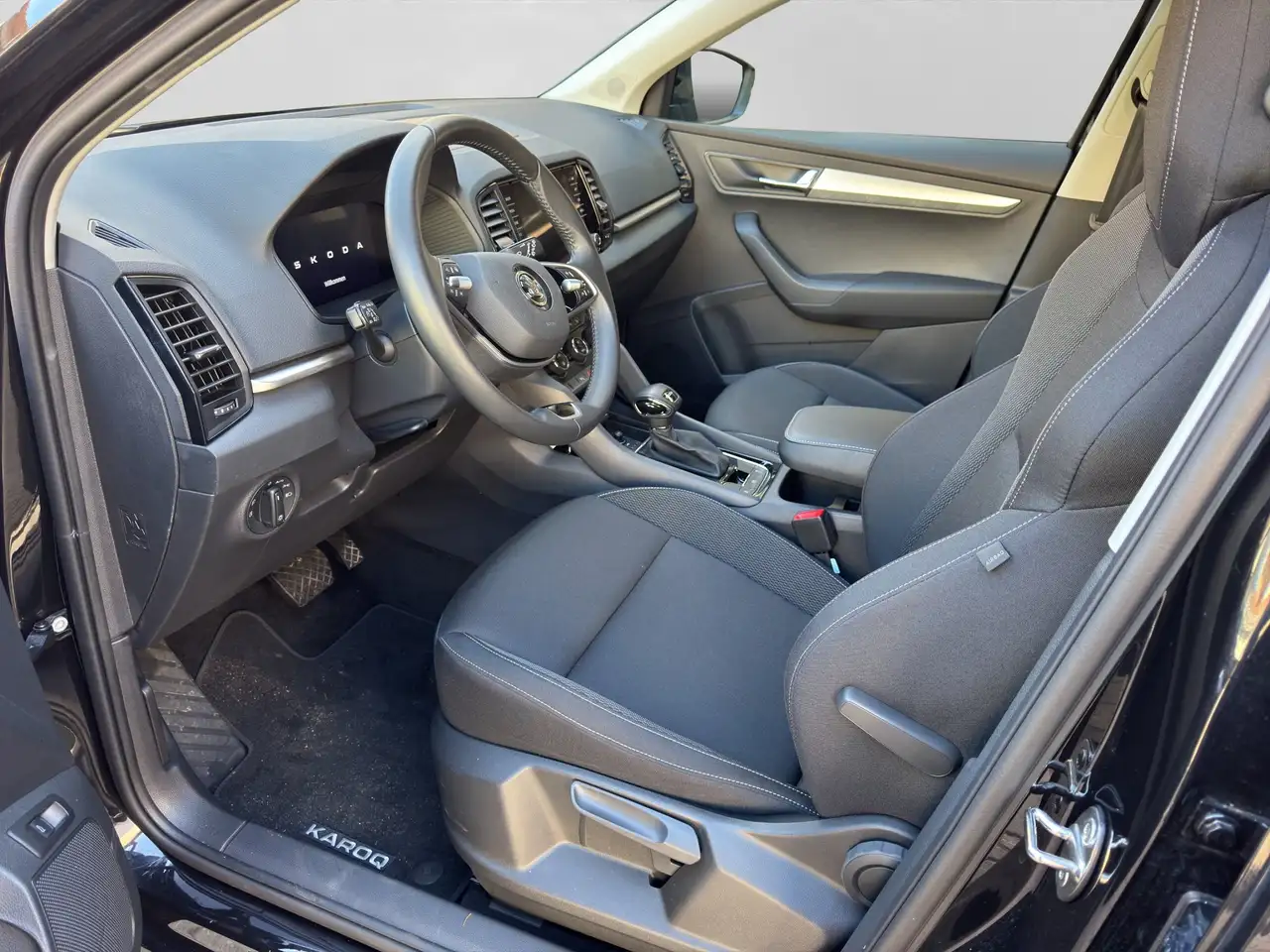 Skoda Karoq Selection 1,5 DSG KESSY, RKF ,elektr. Heckklappe — معرض صور السيارة 9