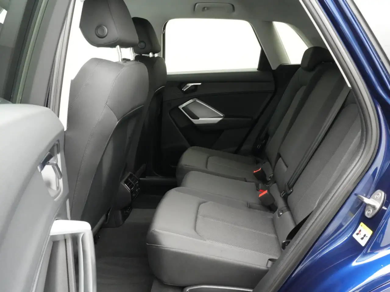 Audi Q3 S line S TRON AHK NAVI SHZ STANDHZ LED KLIMA — Vehicle gallery 11