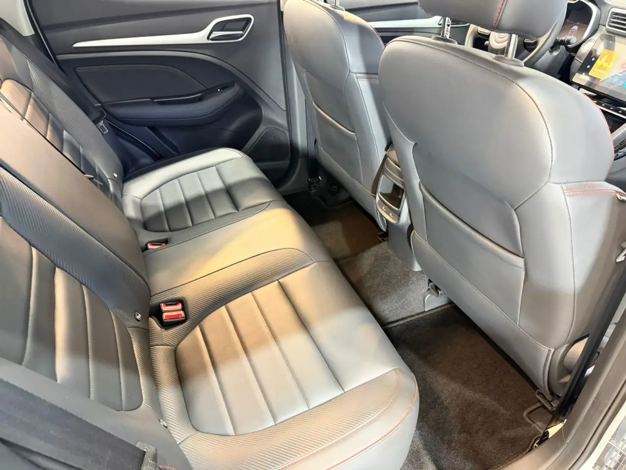 MG ZS 1.0 T-GDI Luxury Aut. 82kW — معرض صور السيارة 16