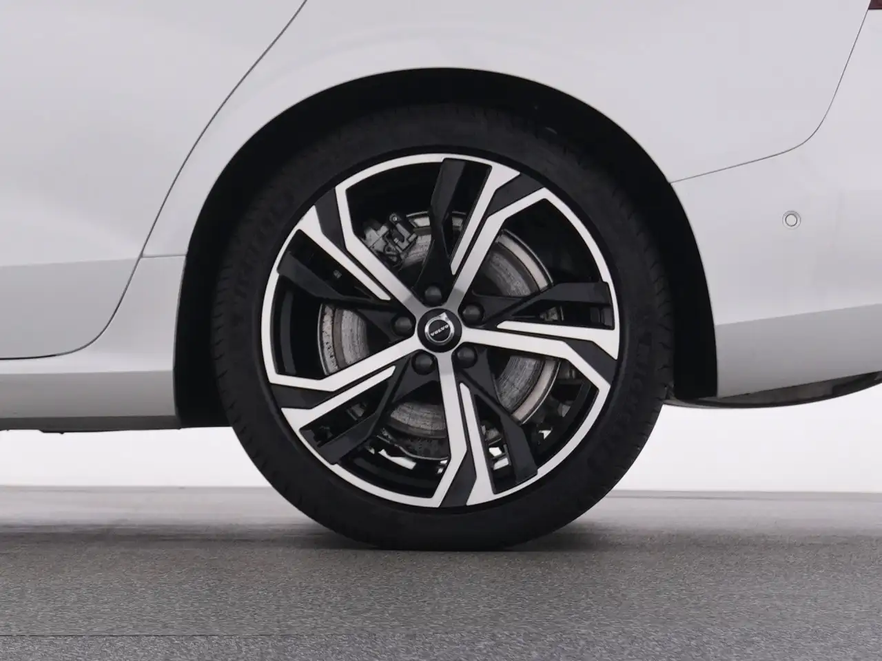 Volvo V60 T8 Recharge Ultra Dark+360°+MET+PANO+19'+ — معرض صور السيارة 22