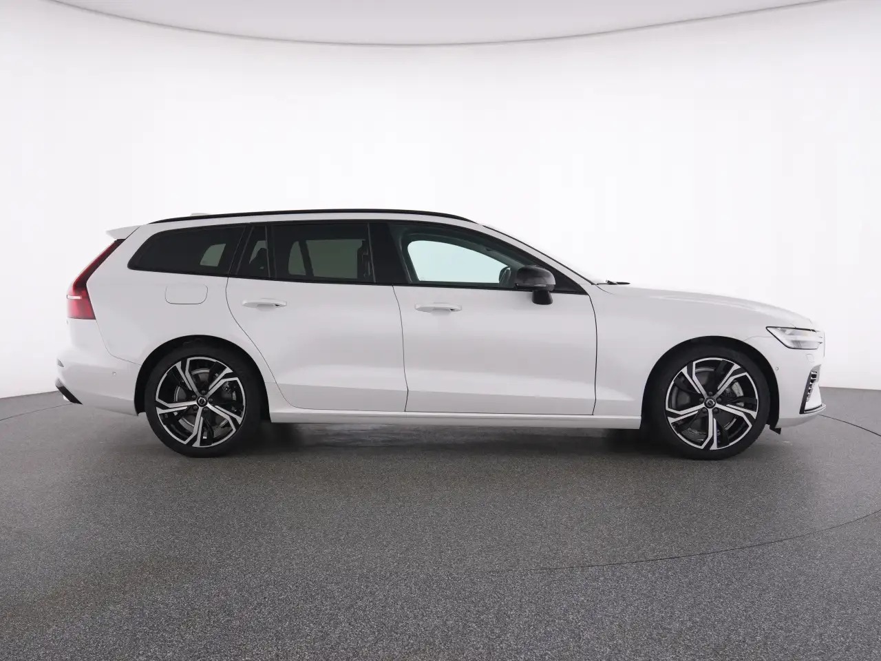 Volvo V60 T8 Recharge Ultra Dark+360°+MET+PANO+19'+ — معرض صور السيارة 13