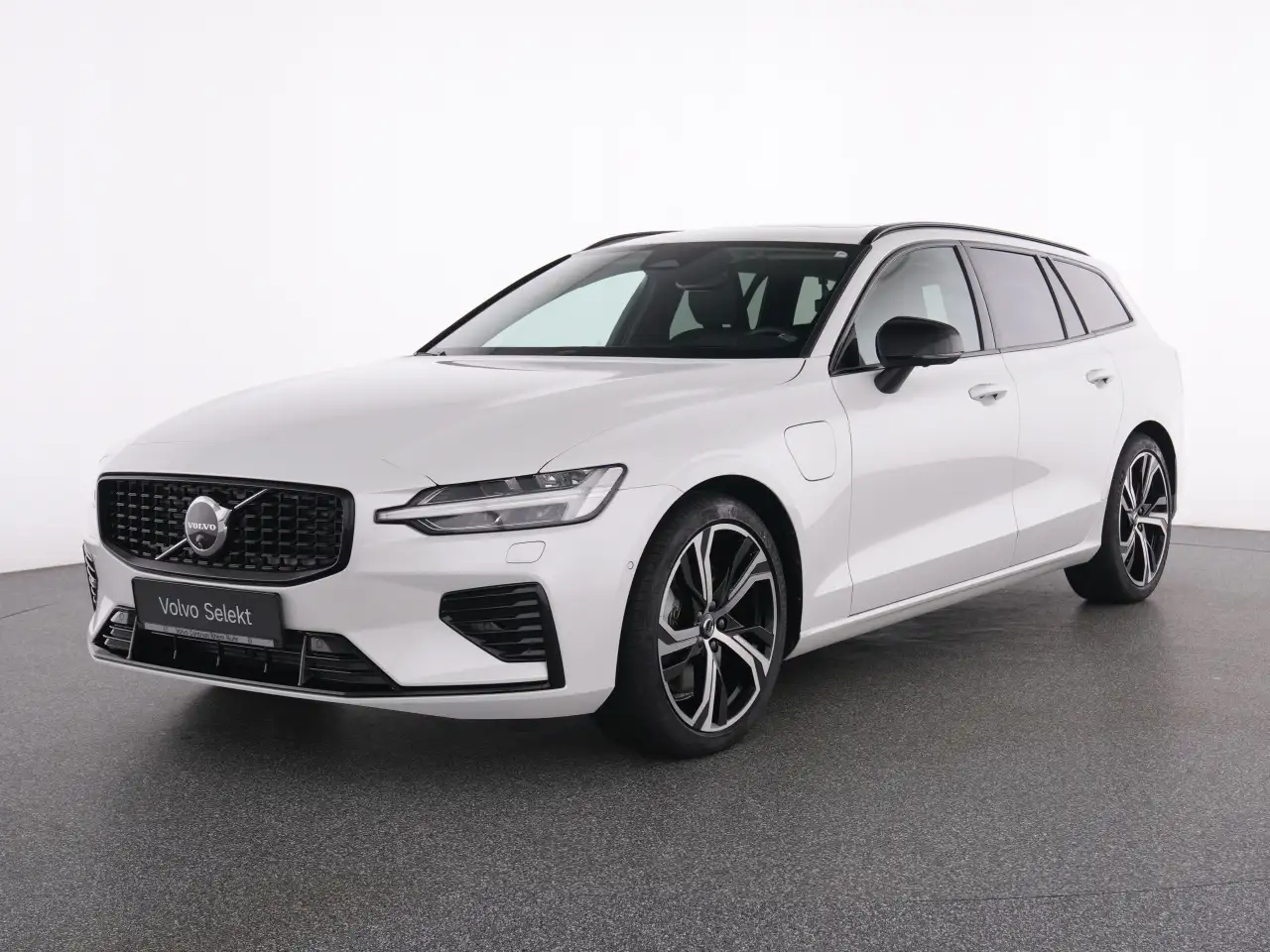 Volvo V60 T8 Recharge Ultra Dark+360°+MET+PANO+19'+ — معرض صور السيارة 2