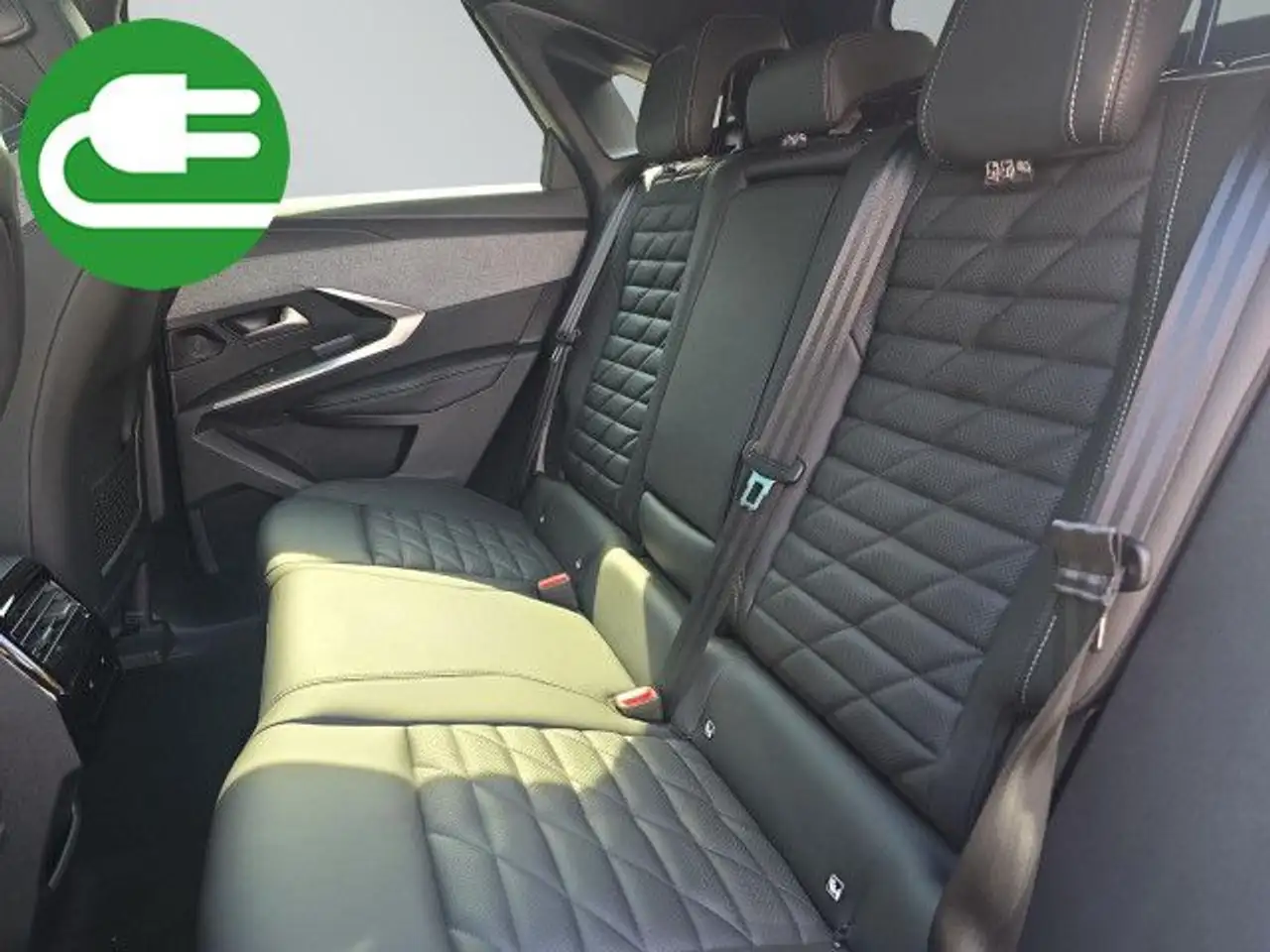 Peugeot 3008 GT Elektromotor 210 / Vollleder / 73kWh Akku — معرض صور السيارة 16