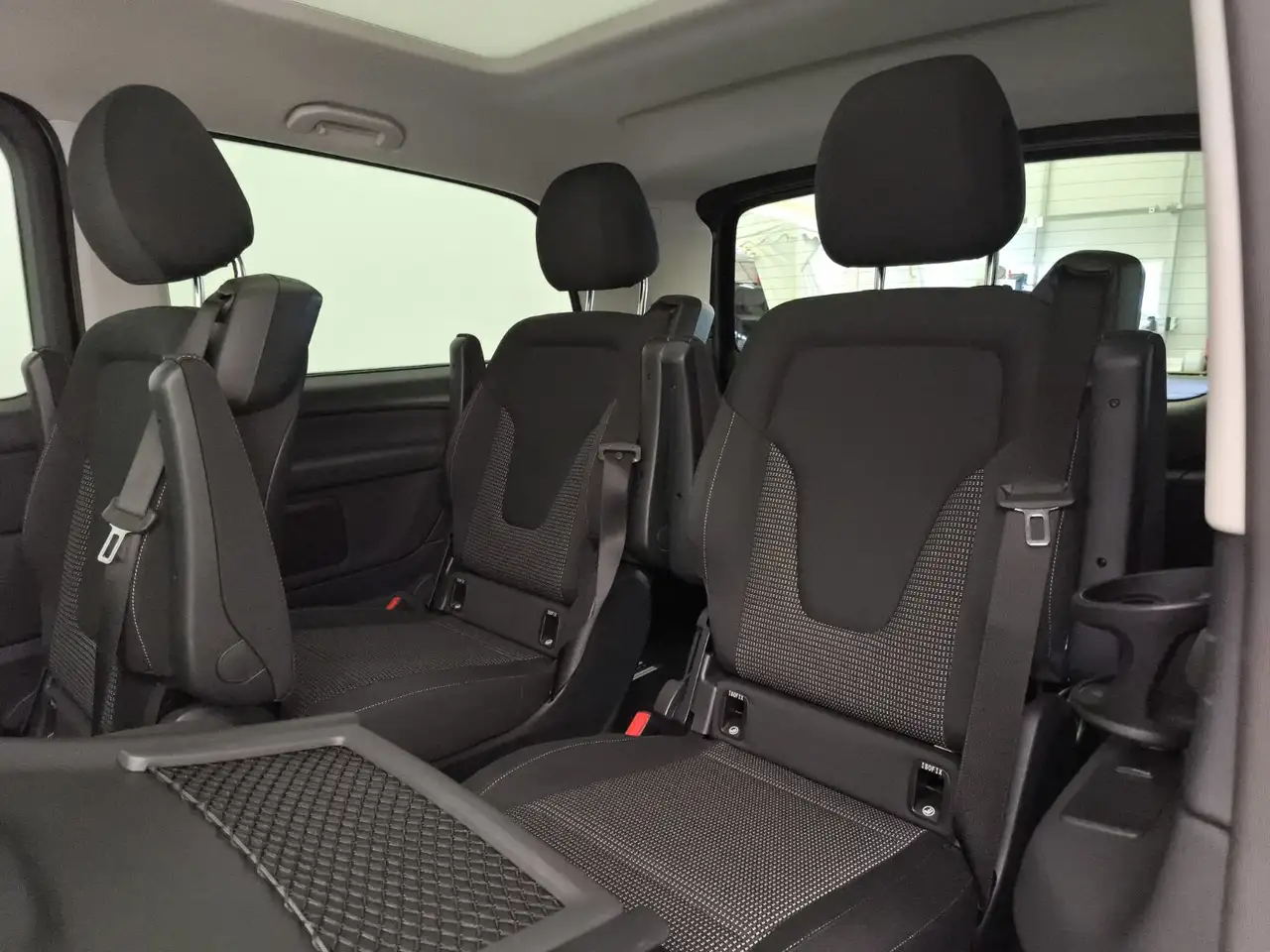 Mercedes-Benz EQV 250 EQV 250 L Navi S-H-D Pano 360° LED Tisch — Galería del vehículo 12