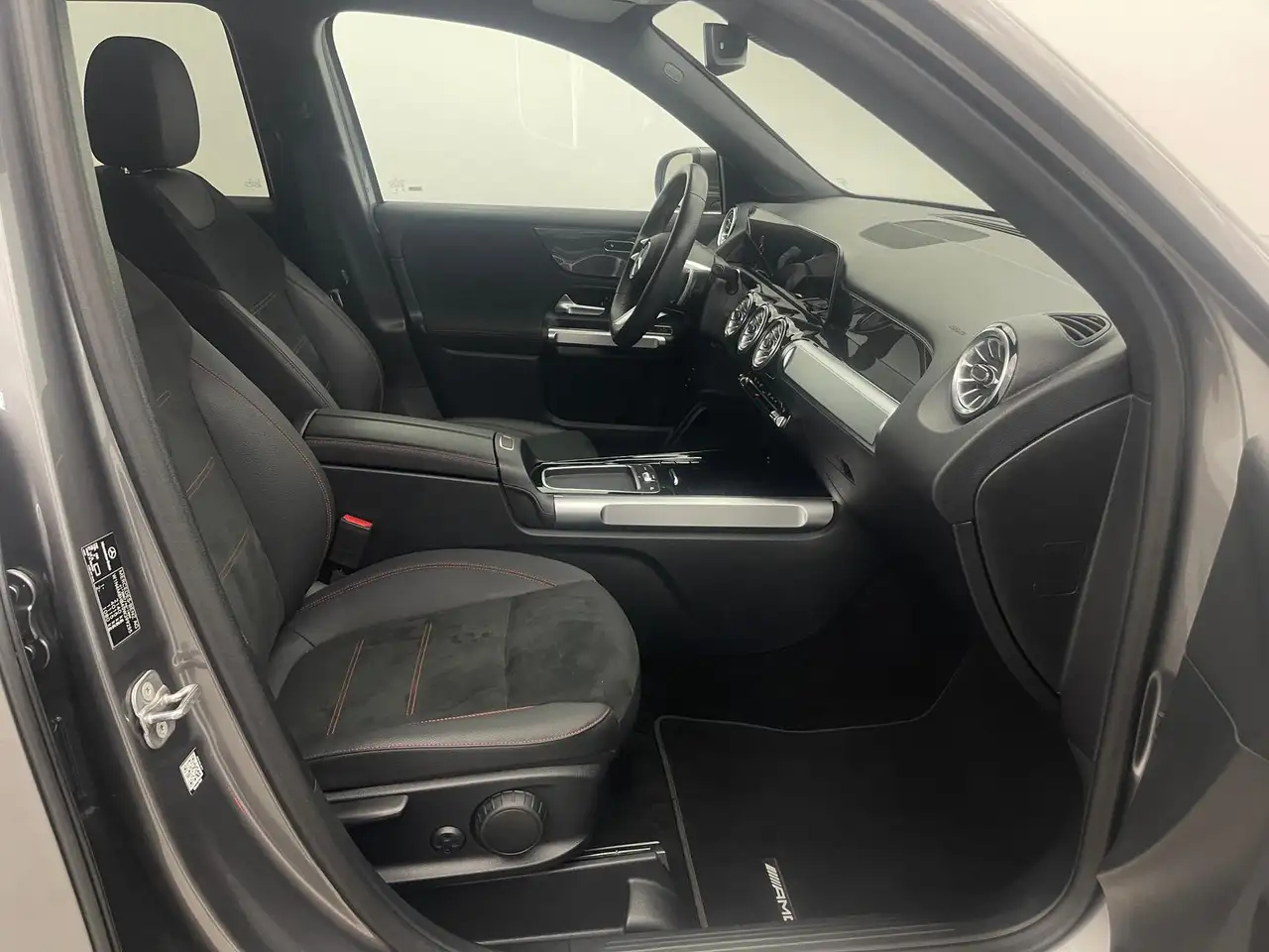 Mercedes-Benz GLB 200 AMG *KEYLESS*LED*KAM*SHZ*TEMP*WIDE* — Galerie du véhicule 27