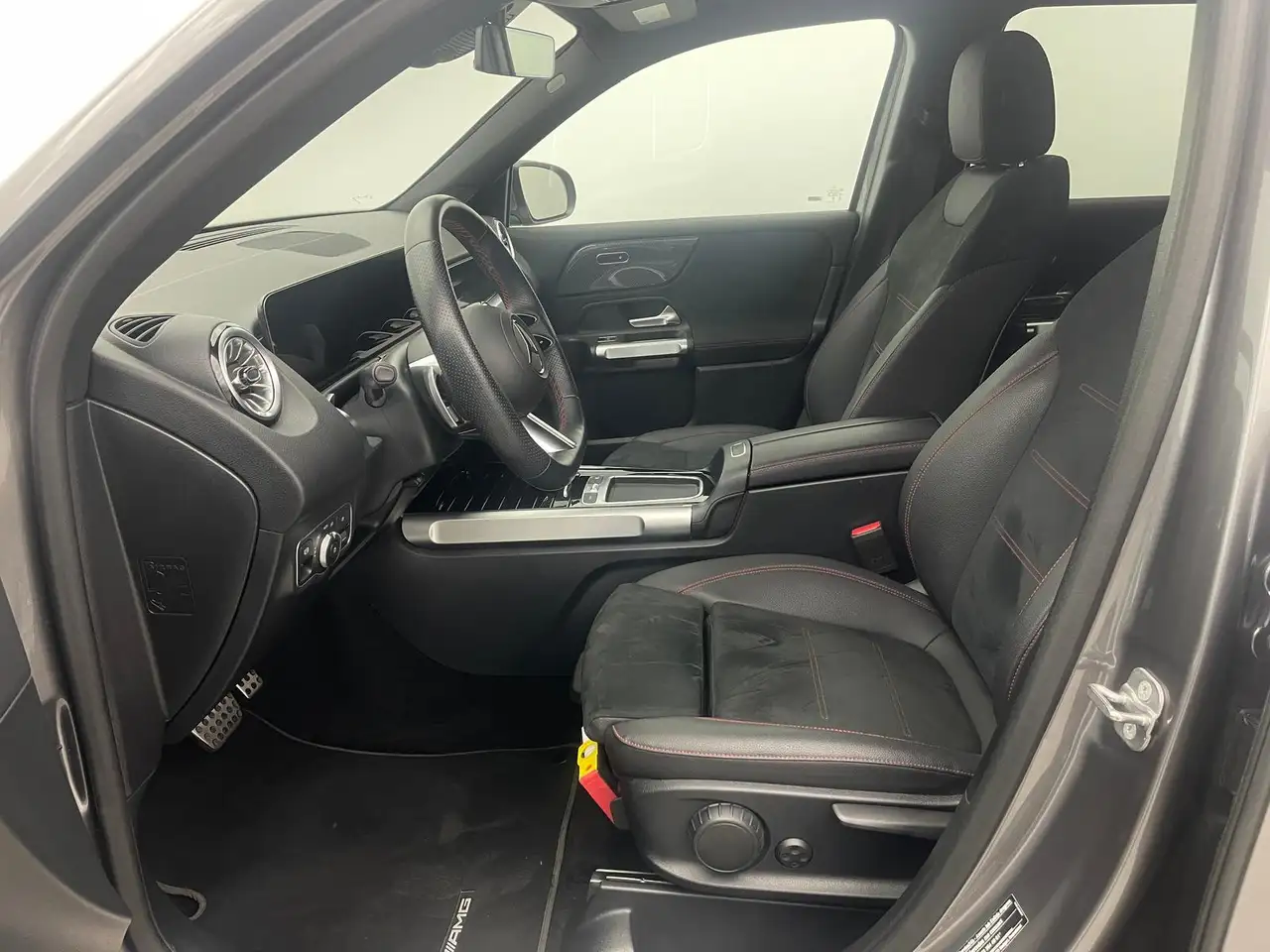 Mercedes-Benz GLB 200 AMG *KEYLESS*LED*KAM*SHZ*TEMP*WIDE* — Galerie du véhicule 26