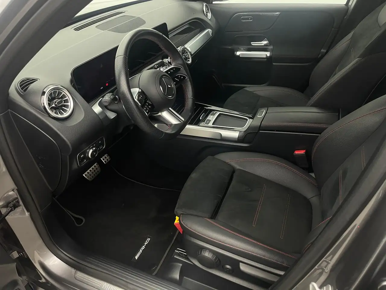 Mercedes-Benz GLB 200 AMG *KEYLESS*LED*KAM*SHZ*TEMP*WIDE* — Galerie du véhicule 12
