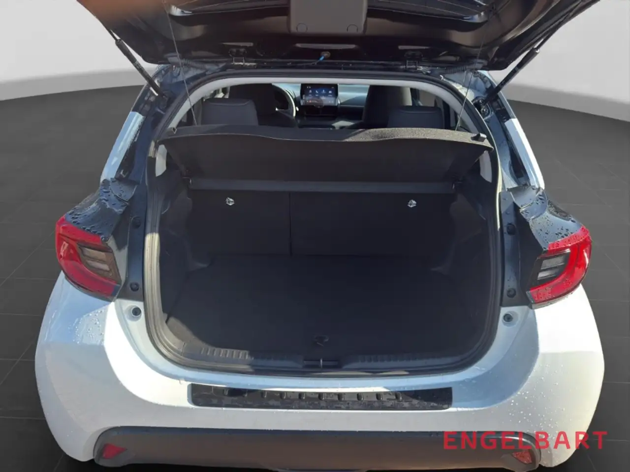 Toyota Yaris Hybrid Black&White LED CarPlay DAB Sitzheizung — معرض صور السيارة 13