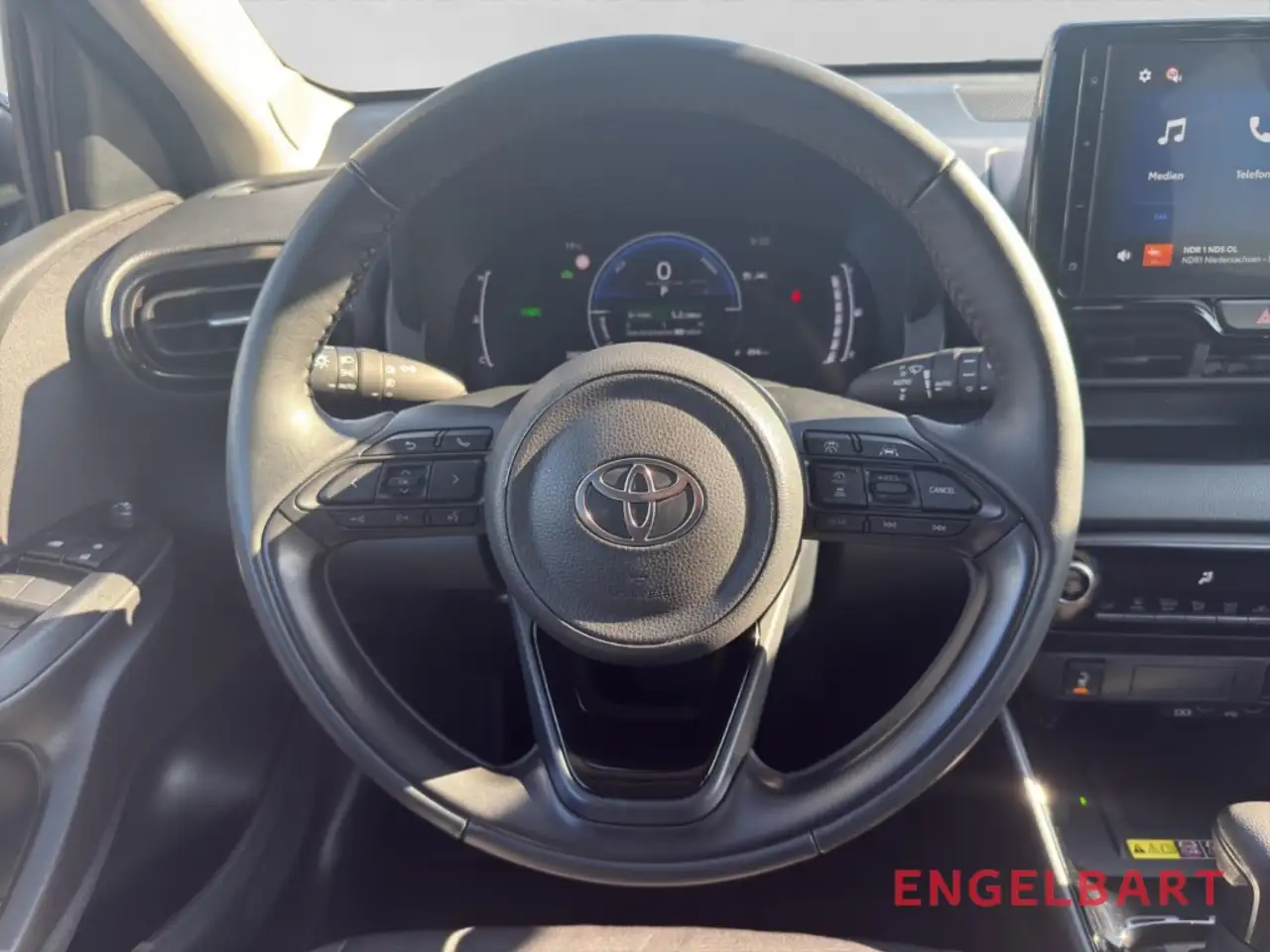 Toyota Yaris Hybrid Black&White LED CarPlay DAB Sitzheizung — معرض صور السيارة 8