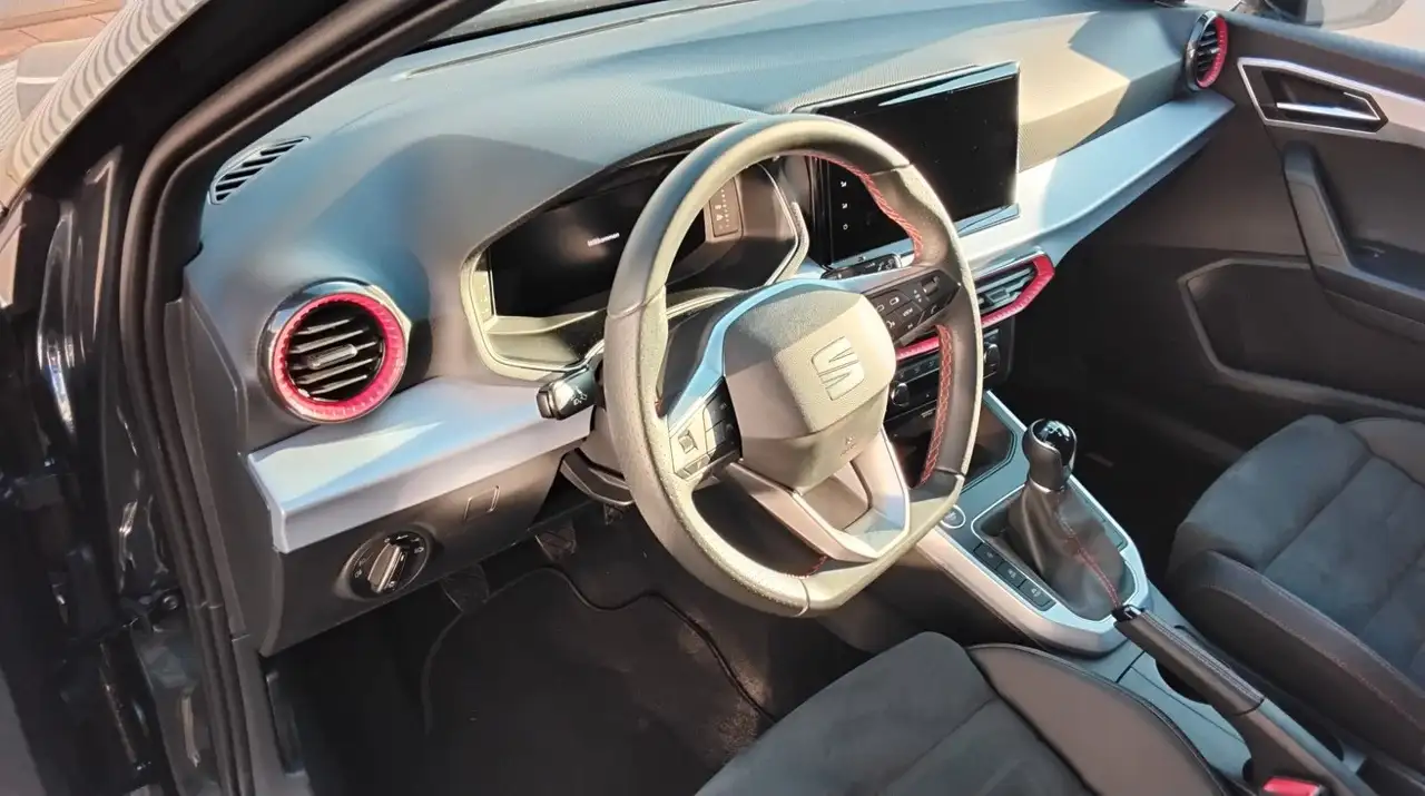 SEAT Arona FR — Vehicle gallery 8