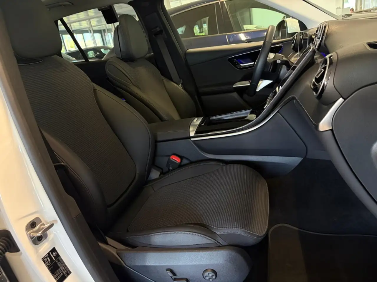 Mercedes-Benz GLC 200 4MATIC Avantgarde PANO AHK MBUX OLED — Galerie du véhicule 14