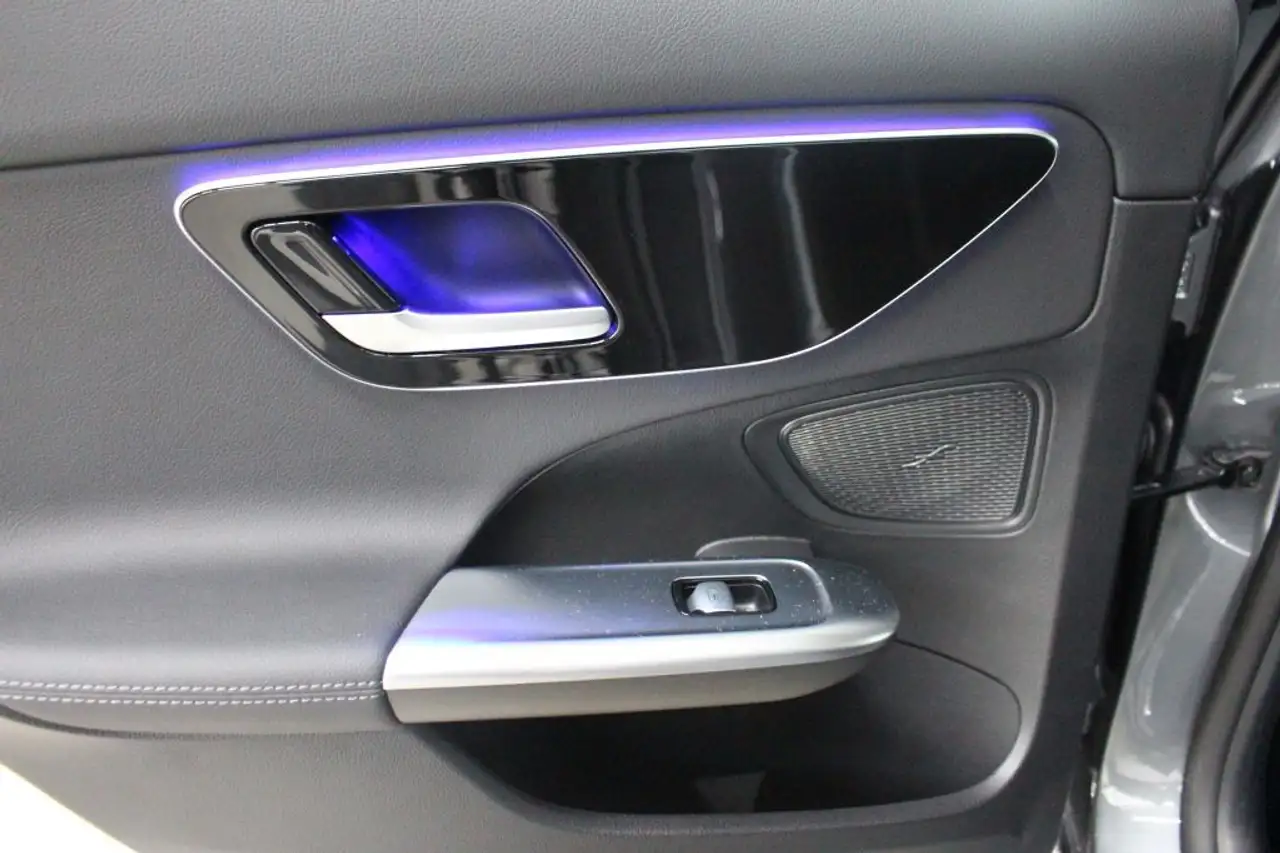 Mercedes-Benz C 180 Avantgarde LED AHK MBUX 360 Kamera Winter — Galería del vehículo 16