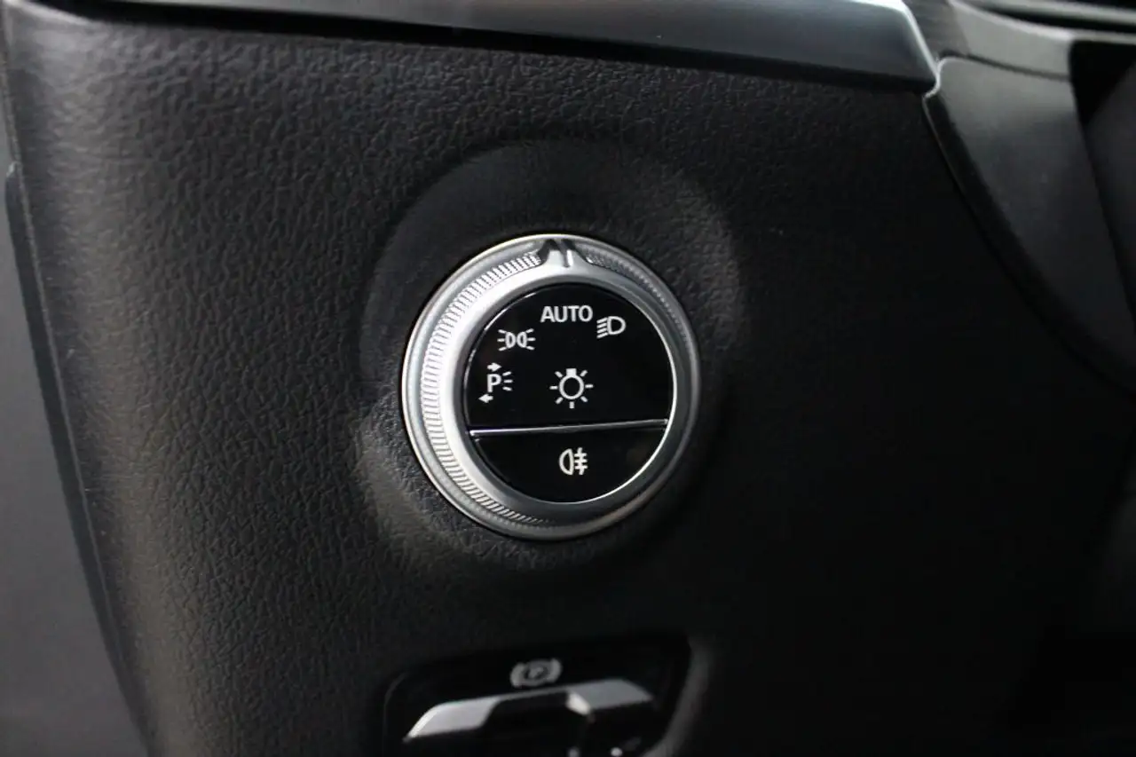 Mercedes-Benz C 180 Avantgarde LED AHK MBUX 360 Kamera Winter — Galería del vehículo 8
