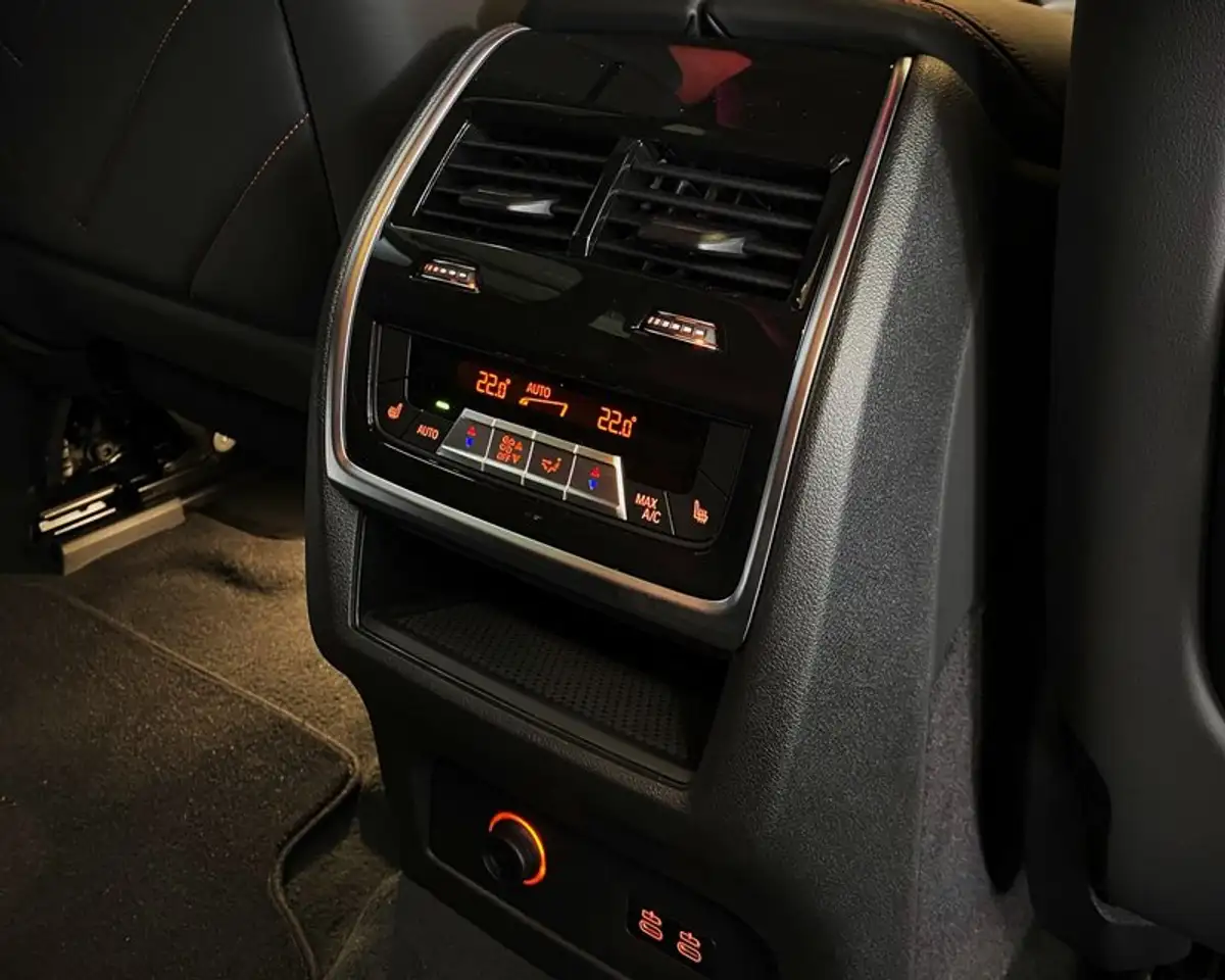 BMW XM RED Label CARBON*B&W*BLACK FROZEN — معرض صور السيارة 18