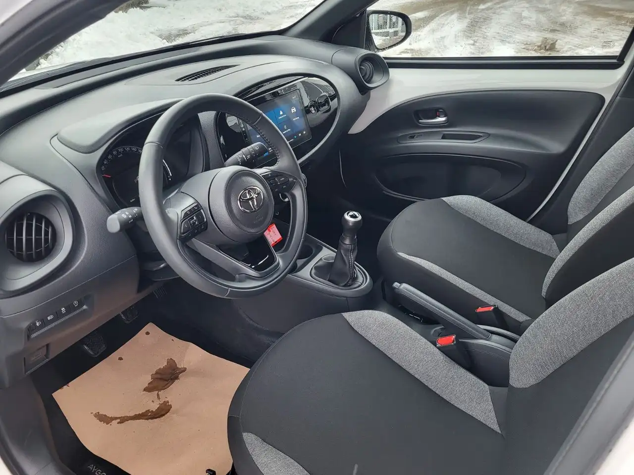 Toyota Aygo X Play — Vehicle gallery 6