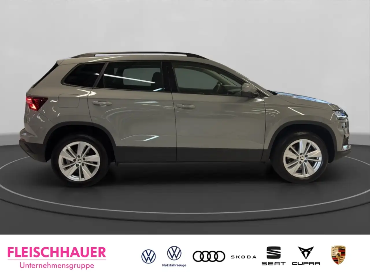 Skoda Karoq Selection 1.5 TSI DSG LED+App-connect+17''+PDC — Vehicle gallery 8