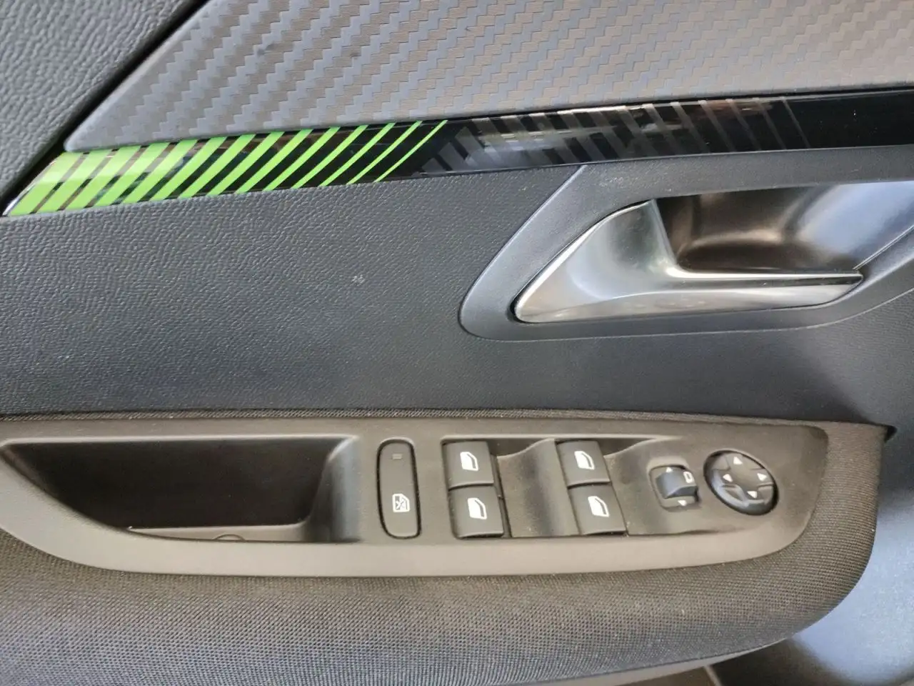 Peugeot 208 Active PureTech 100 — Galería del vehículo 17