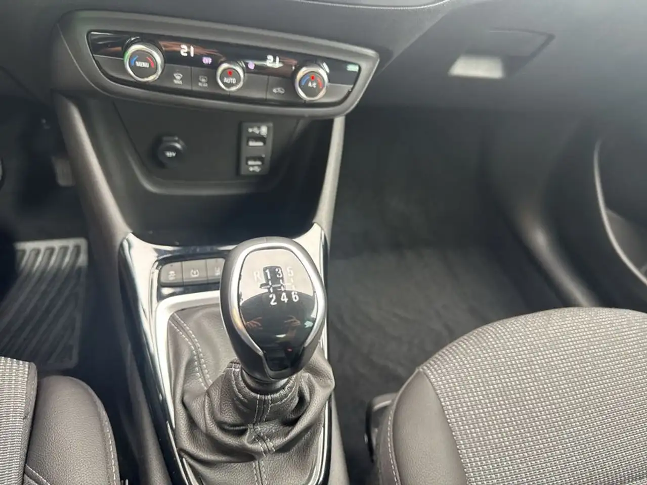 Opel Crossland Crossland 1.2 Elegance Paket — معرض صور السيارة 20