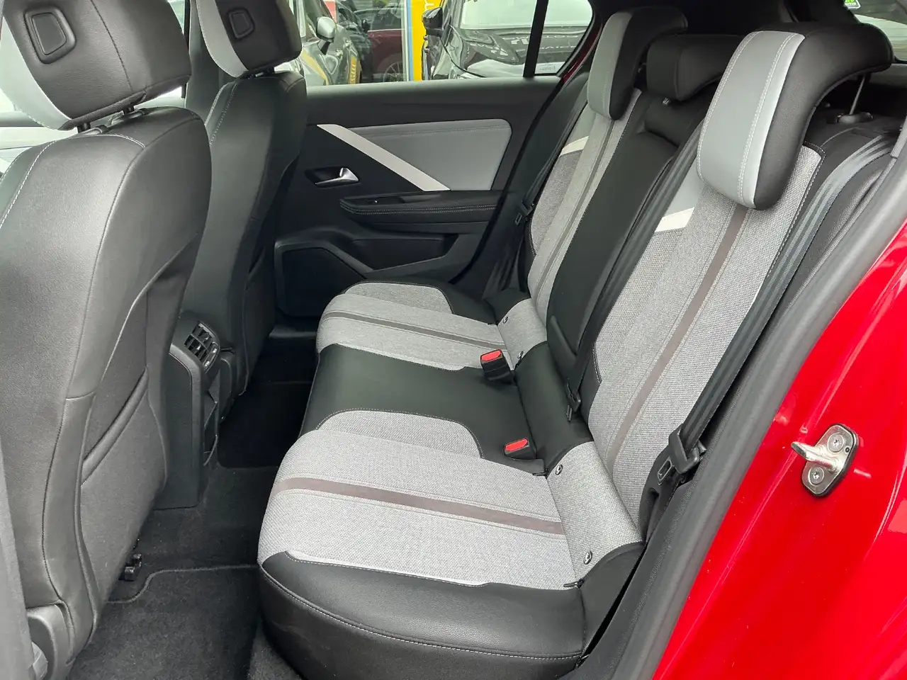 Opel Astra L 1.2 Turbo Elegance LED+SHZ+2xKlima+Kam. — Galería del vehículo 13