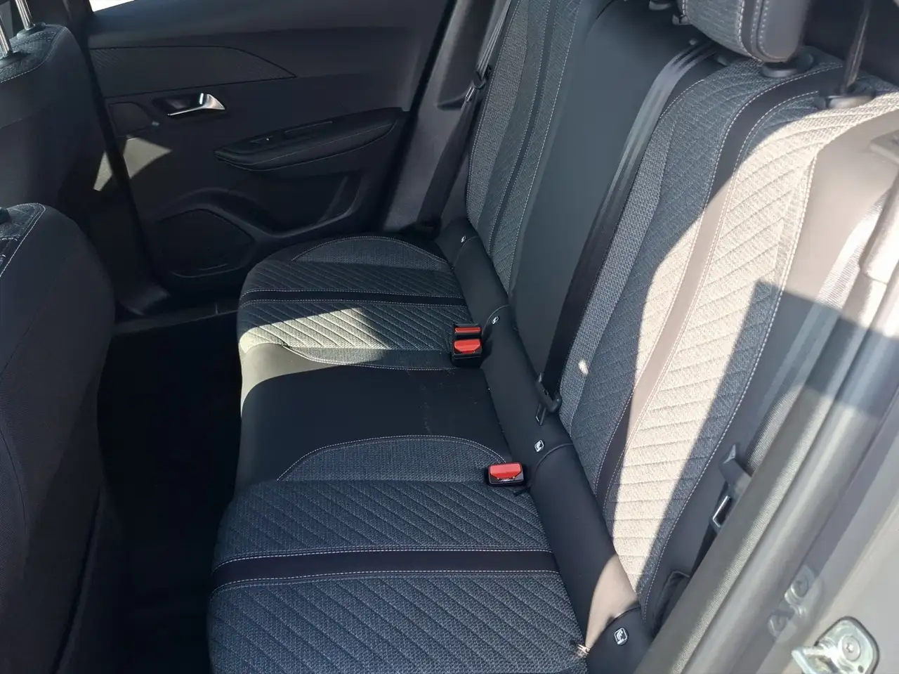 Peugeot 2008 Allure 1.2 PureTech 130 LED+SHZ+Alcant.+PDC — Galerie du véhicule 13