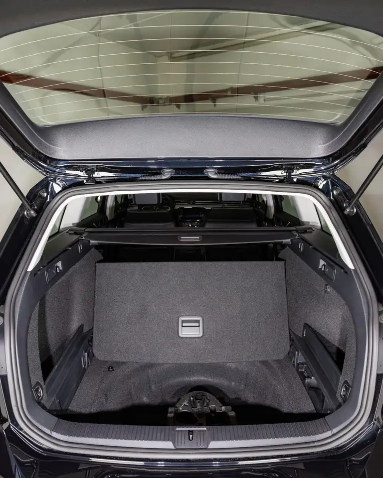Volkswagen Passat Variant Business AHK — Galería del vehículo 20