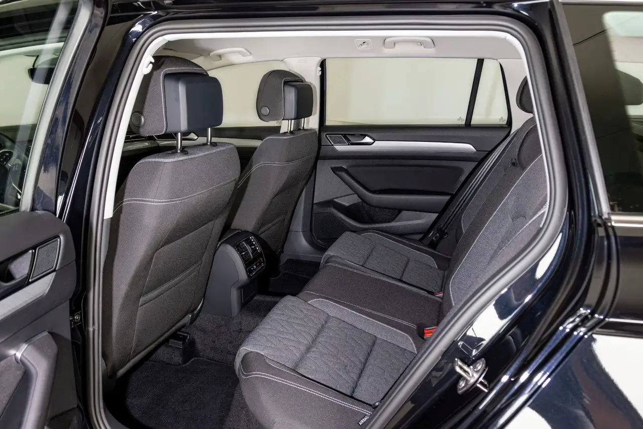 Volkswagen Passat Variant Business AHK — Galería del vehículo 5