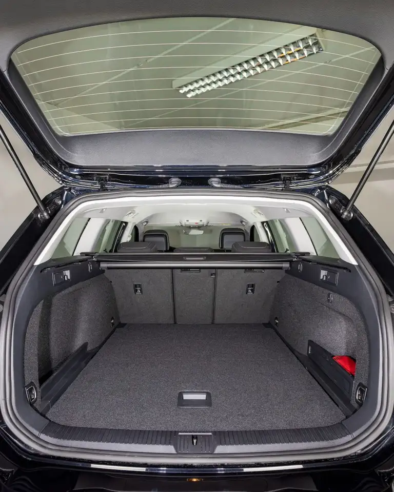 Volkswagen Passat Variant Business AHK — Galería del vehículo 17