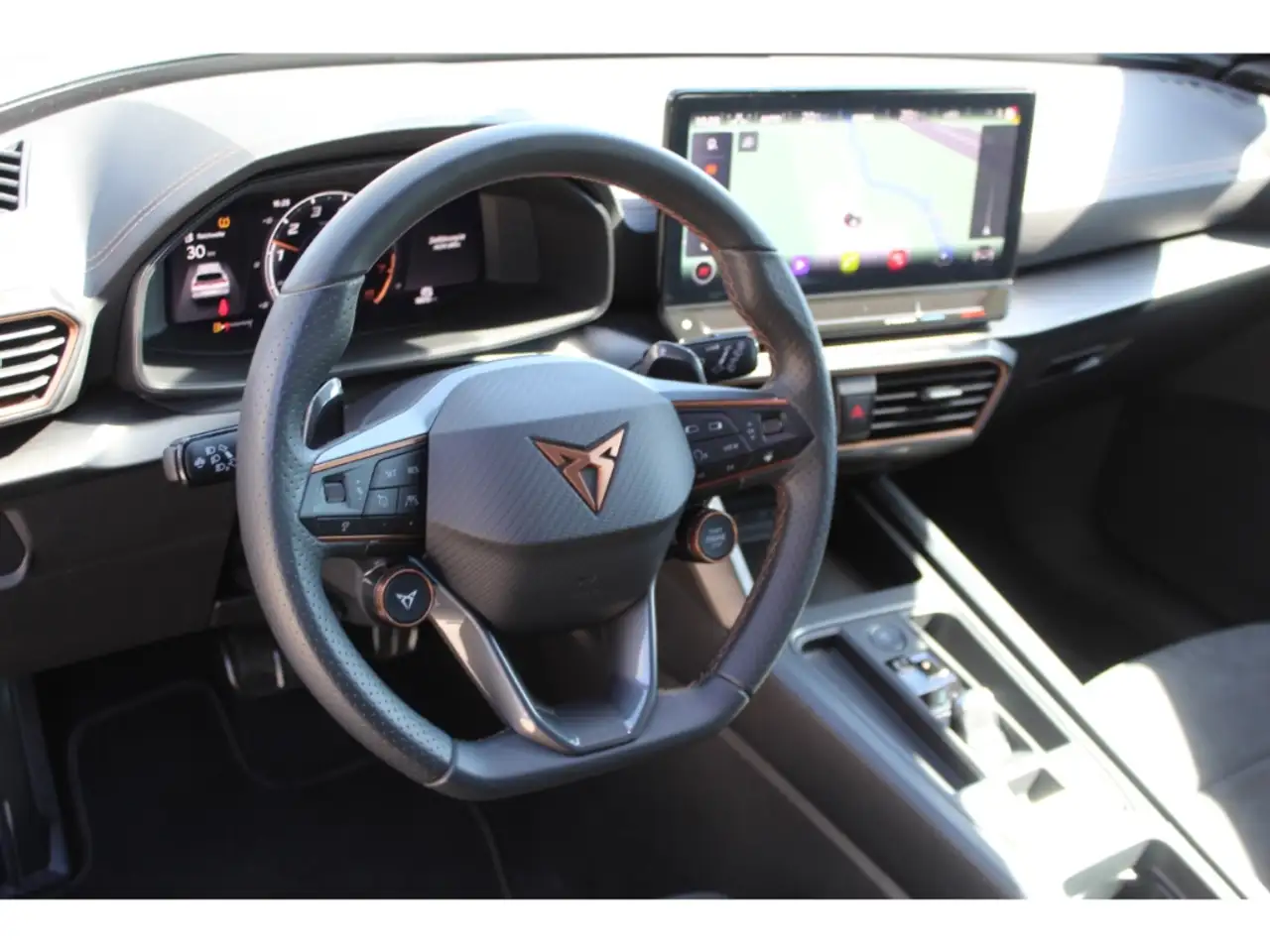 CUPRA Formentor 2.0 TSI DSG 4Drive VZ Tribe Edition AKRAPOVIC 360° — Vehicle gallery 10