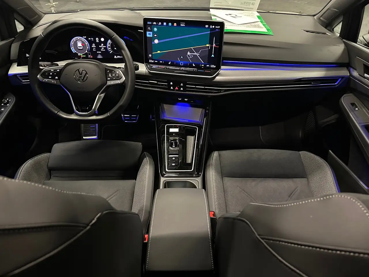 Volkswagen Golf Lim. 1.5 eTSI Edition 50 *PANORAMA*DCC*18Zoll*ACC* — Galerie du véhicule 13