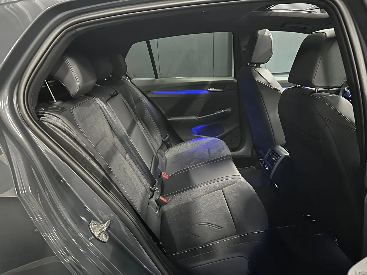 Volkswagen Golf Lim. 1.5 eTSI Edition 50 *PANORAMA*DCC*18Zoll*ACC* — Galerie du véhicule 31